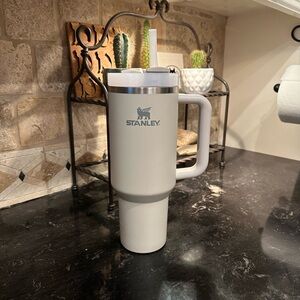 stanley 40 oz tumbler in color dune (matte)